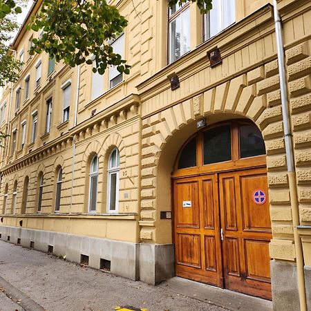 Stylish Apartman Сегед Экстерьер фото